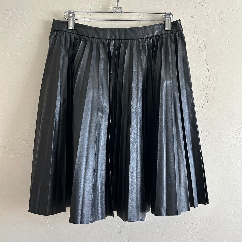 Modbe women's faux leather pleated mini skirt size 6